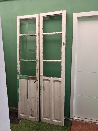 Puerta antigua de madera maciza
