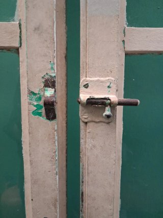 Puerta antigua de madera maciza