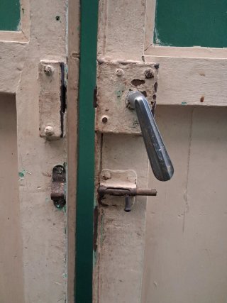 Puerta antigua de madera maciza