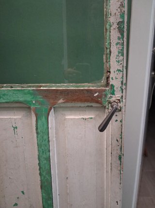 Puerta antigua de madera maciza