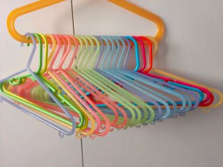Pack 46 perchas plástico multicoror ideales