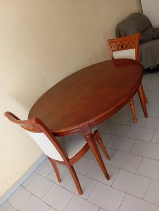 Mesa ovalada de madera