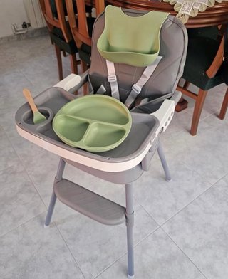 Trona De BebeCon Kit Vajilla de Silicona