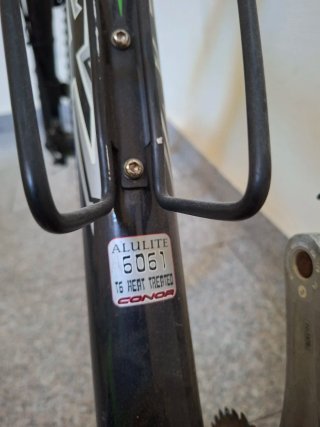 Bicicleta de montaña negra y verde