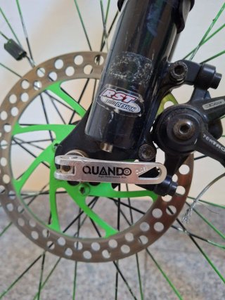 Bicicleta de montaña negra y verde