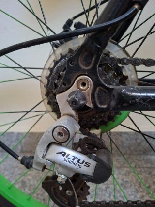 Bicicleta de montaña negra y verde