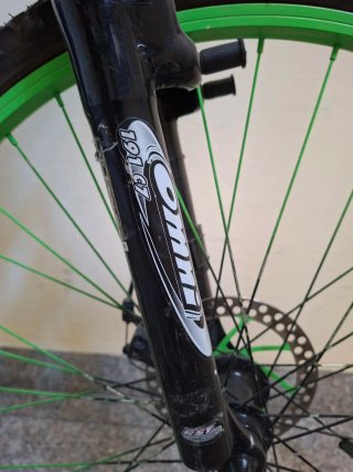Bicicleta de montaña negra y verde