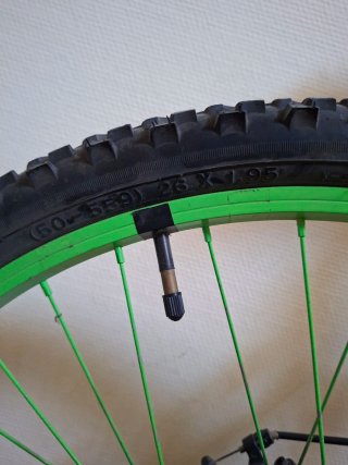 Bicicleta de montaña negra y verde