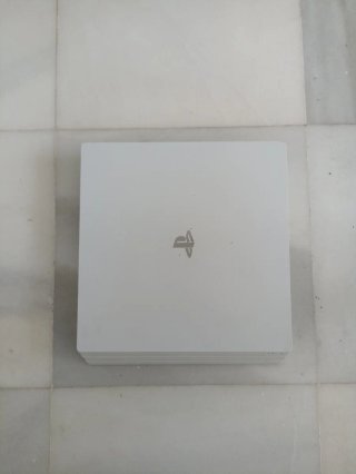 PS4 Pro Blanca con Mando + GTA V y FIFA 16