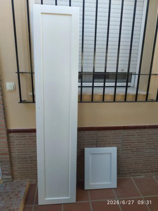 8 puertas de armario blancas  4 grandes,4 pequeñas