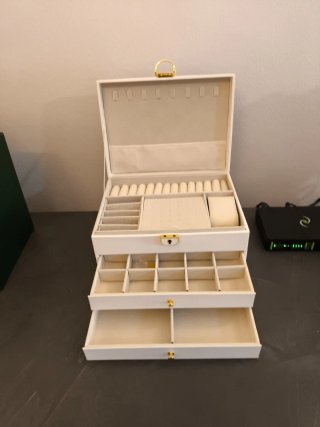 Portagioie bianco con dettagli oro