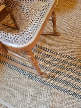 Mecedora de madera con asiento de rejilla