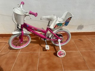 Bicicleta infantil rosa con ruedas de apoyo