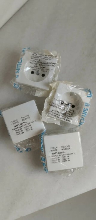 Lote de dos tapas de enchufe y dos interruptores