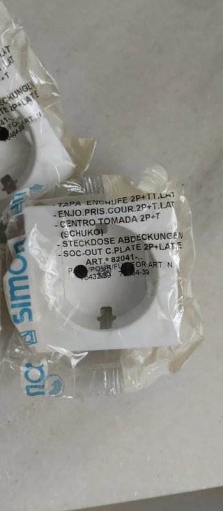 Lote de dos tapas de enchufe y dos interruptores
