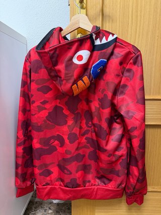 Chaqueta con capucha roja y estampado