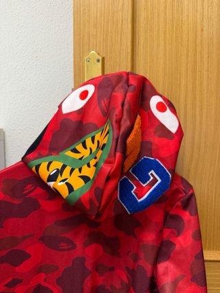 Chaqueta con capucha roja y estampado