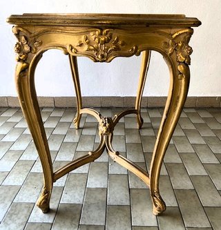 Tavolino, specchio, due poltroncine stile Luigi XV