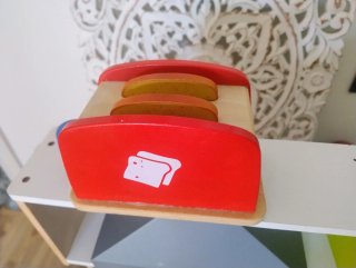Cocinita de madera infantil con sonidos y luces.