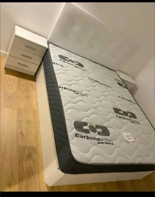 Cama con almacenaje blanco y gris