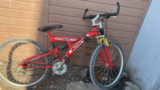Bicicleta de montaña roja