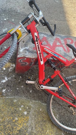 Bicicleta de montaña roja
