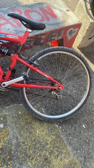 Bicicleta de montaña roja