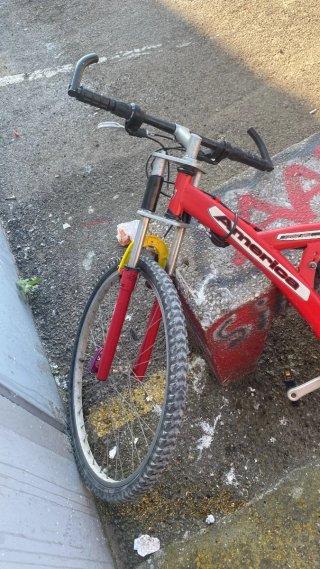 Bicicleta de montaña roja