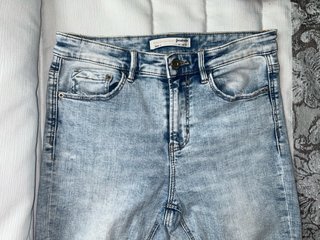 Pantalón vaquero azul claro elástico.