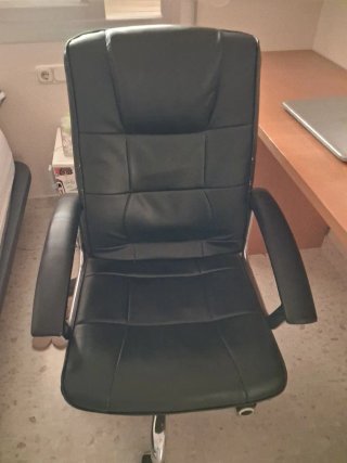 Escritorio y sillón de oficina