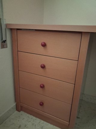 Escritorio y sillón de oficina