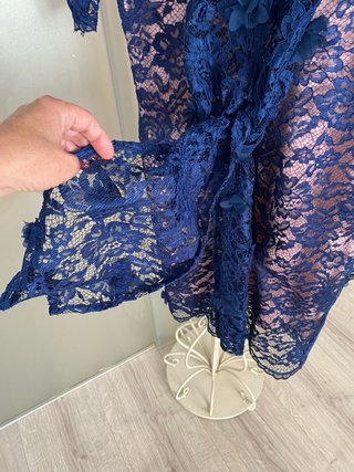 Vestido encaje azul con flores y forro rosa