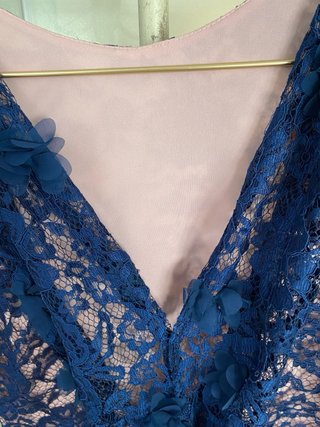 Vestido encaje azul con flores y forro rosa