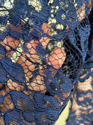 Vestido encaje azul con flores y forro rosa