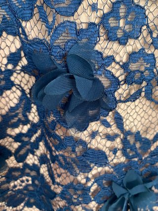 Vestido encaje azul con flores y forro rosa