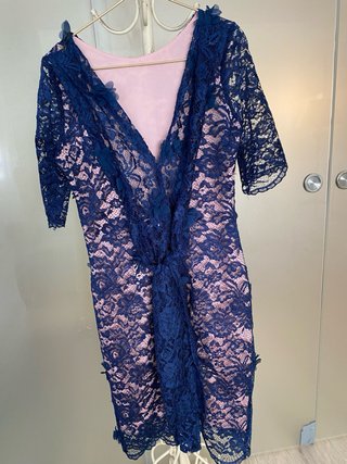Vestido encaje azul con flores y forro rosa