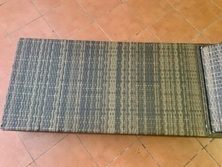 2 Tumbonas y 1 mesa exterior ratán. Marca Tectake.