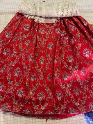 Falda de fallera roja con bordado floral