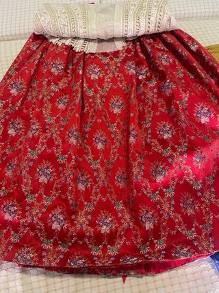 Falda de fallera roja con bordado floral