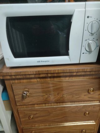 Microondas blanco con mandos giratorios