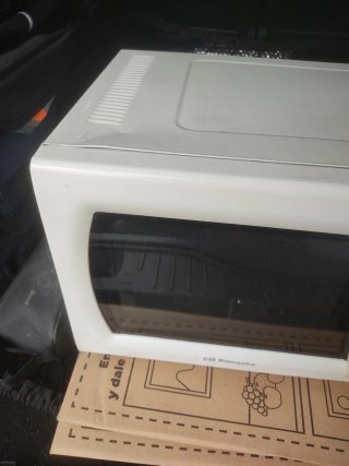 Microondas blanco con mandos giratorios