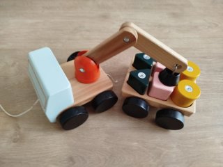 Camión grúa de madera imantado