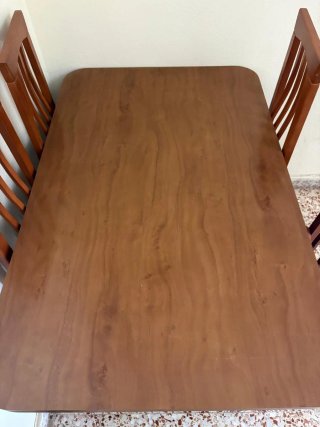 Mesa de comedor con 4 sillas, precio negociable