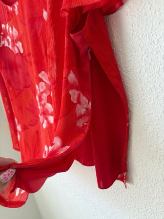 Blusa roja con flores. Punto Roma. Talla 50.