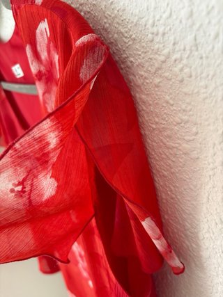 Blusa roja con flores. Punto Roma. Talla 50.