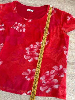 Blusa roja con flores. Punto Roma. Talla 50.