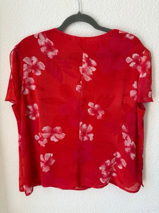 Blusa roja con flores. Punto Roma. Talla 50.