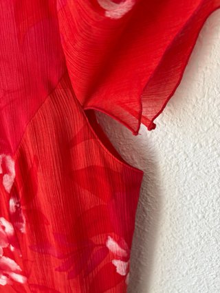 Blusa roja con flores. Punto Roma. Talla 50.