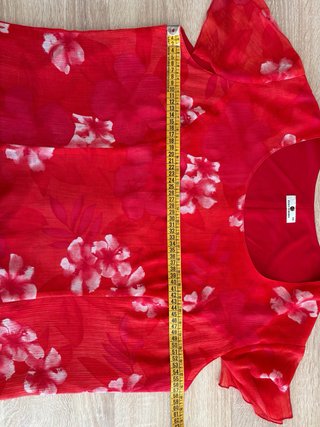 Blusa roja con flores. Punto Roma. Talla 50.