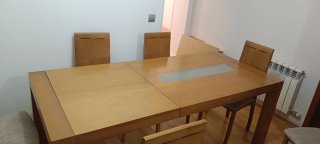 Mesa de comedor extensible y conjunto de sillas.